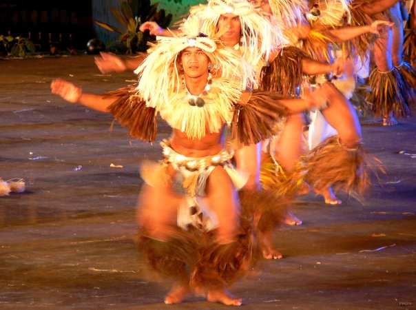 33- Danseurs executant le pa'oti (mouvement de ciseaux des jambes) 